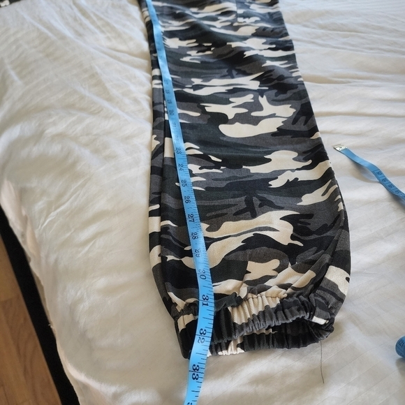 Pretty Little Thing Grey camo print cargo trousers size 4 NWT - Picture 5 of 8